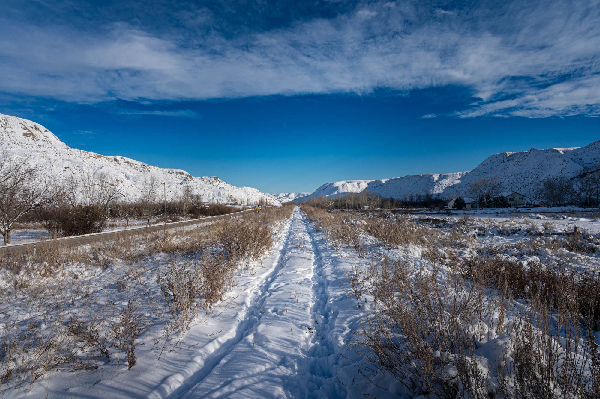 CN Drumheller heads out of the valley