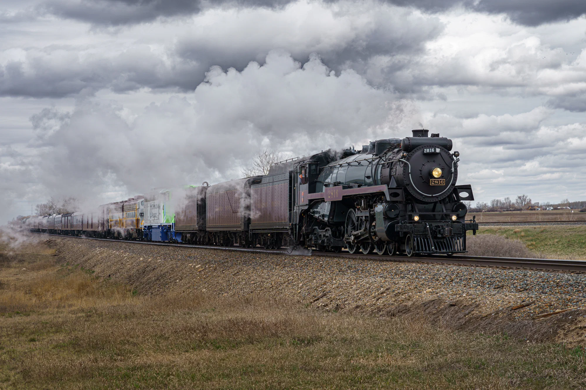 CP 2816 passes by Gleichen